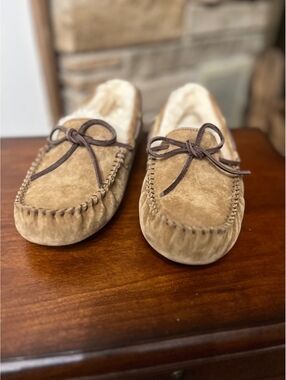 UGG Women's Dakota Moccasin Slippers - Chestnut Suede Size 8